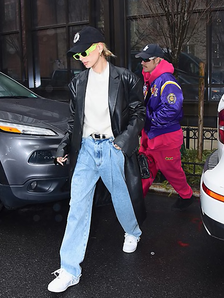 Hailey Bieber in giacca di pelle - Neomag.