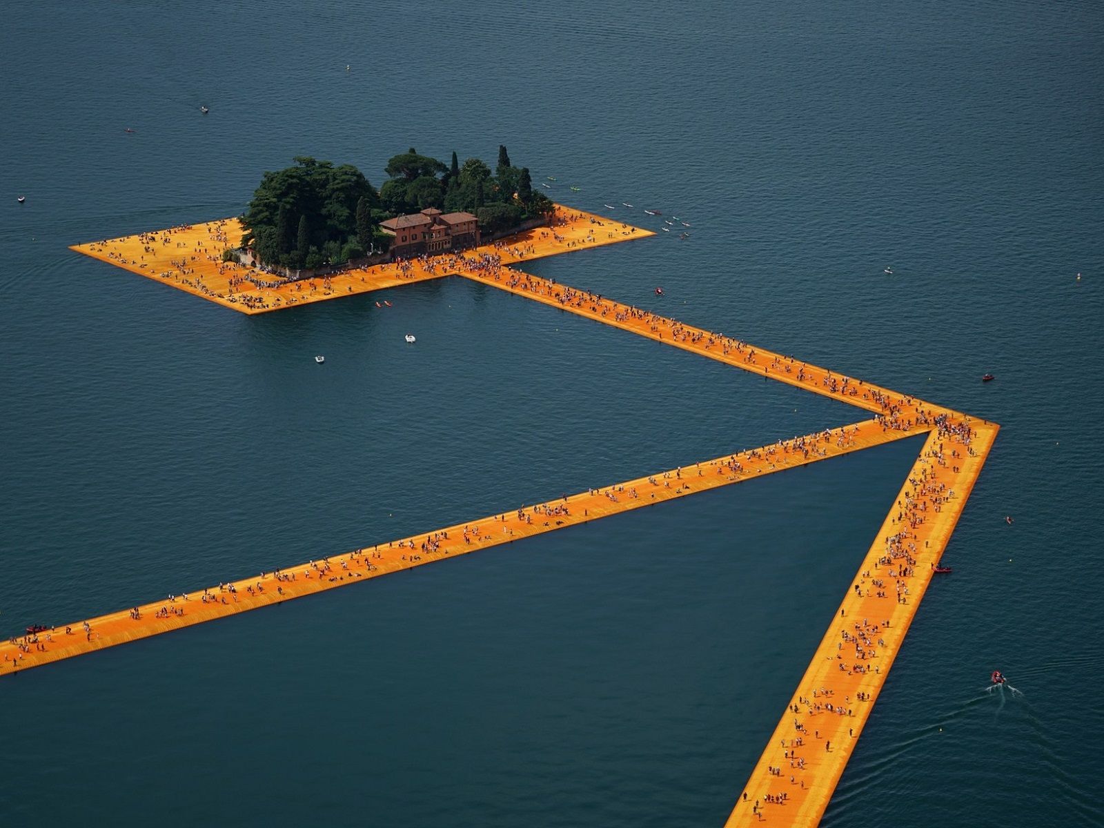 The Floating Pears Christo - neomag.