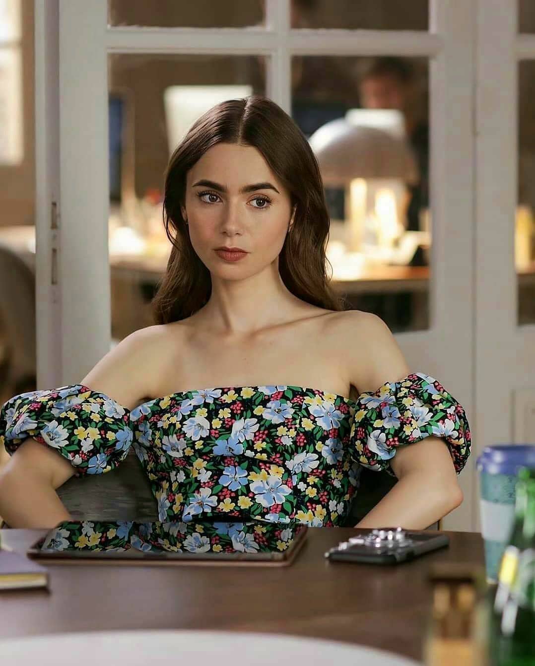 lily collins in Emily in Paris - Neomag.