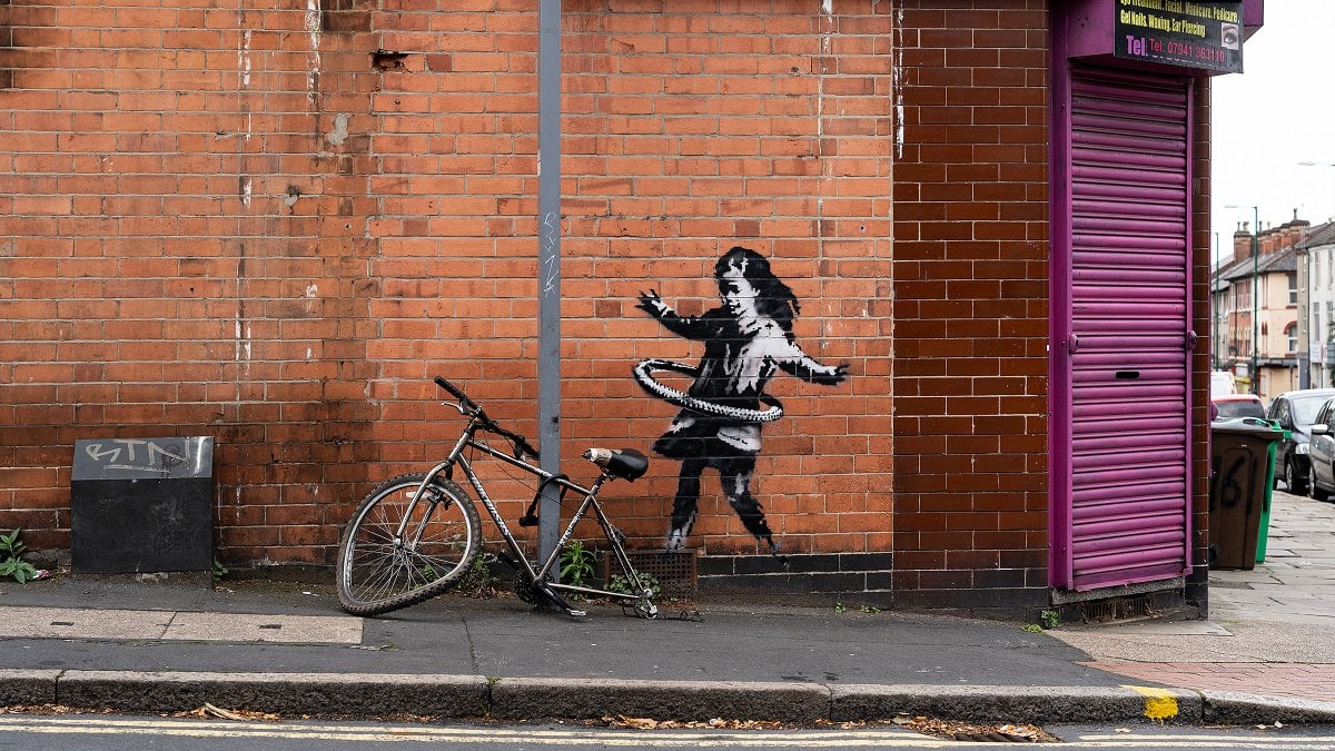 Bimba con Hula Hoop di Banksy: la nuova opera a Nottingham