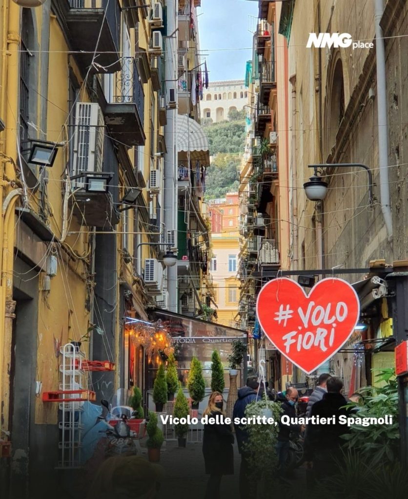 Vicolo delle scritte a napoli